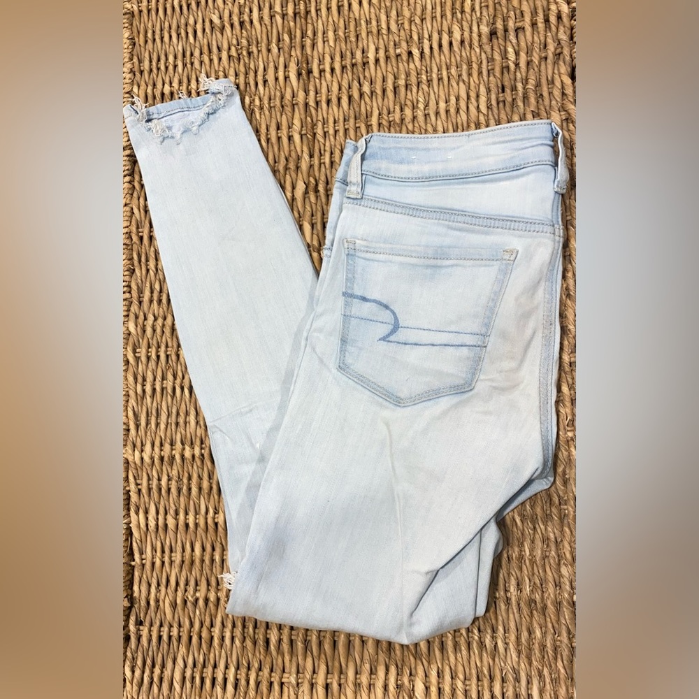 American Eagle Outfitters Lightwash Skinny Ripped Jeans